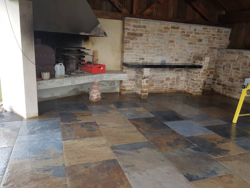 Revêtement en grès cérame pour les abords de piscine