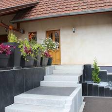 Accès palissade en ardoise et marches blocs à Neubois