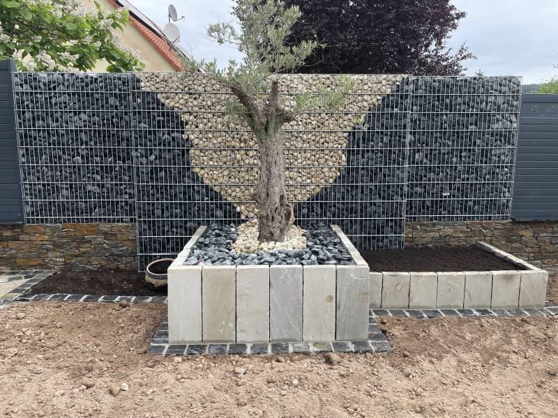 Finition d'un gabion et bac floral