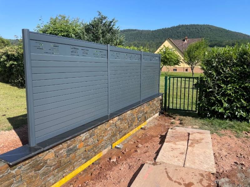 Mise en place d'un brise vue sur muret décoratif