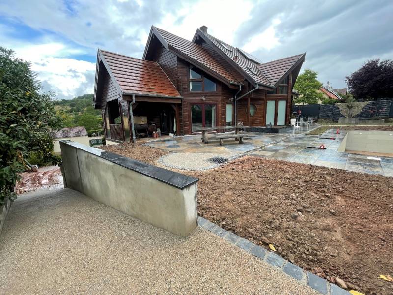 Réalisation et pose d'un tapis de pierre d'une maison d'habitation