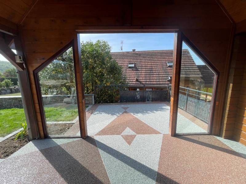 Réalisation et pose d'un tapis de pierre et garde corps d'une maison d'habiation