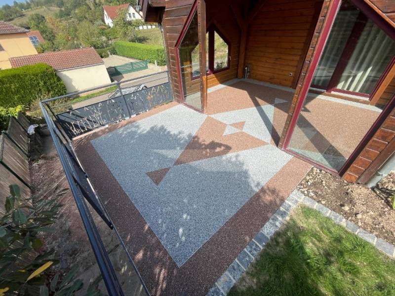 Réalisation et pose d'un tapis de pierre et garde corps d'une maison d'habitation