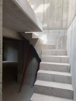 Réalisation d'un escalier intérieur en béton, coffré, ferraillé, maçonné sur place 