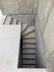 Réalisation d'un escalier intérieur en béton, coffré, ferraillé, maçonné sur place