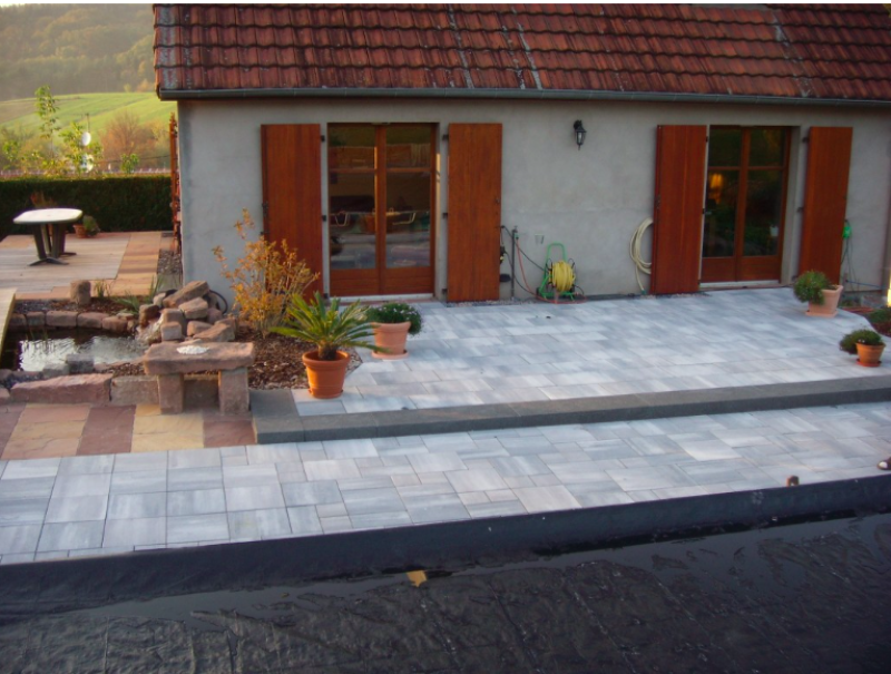 Création d'une terrasse en dalles naturelles et pavés recomposés